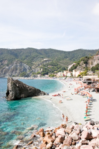 img_6313-beach-monterosso-cinque-terre-italy-trisa-taro-the-free-passport